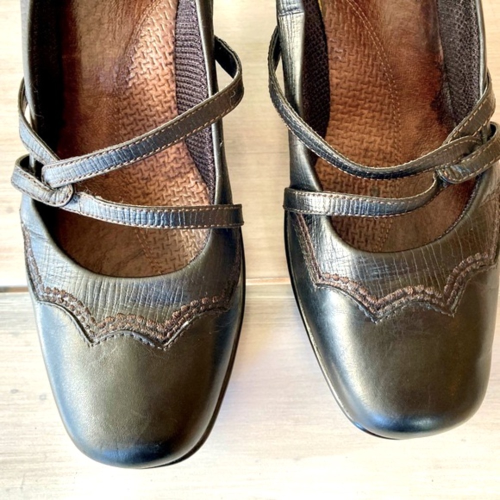 Clarks Black Leather with Brown Stitching Comfort Shoes. Size: 7.5